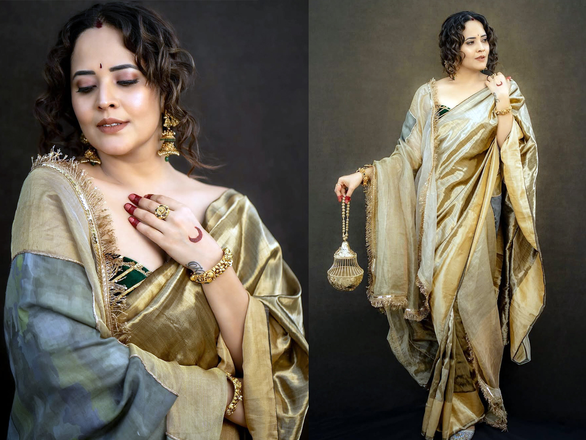 Tollywood beauty Anasuya turns Bengali in a silk saree1