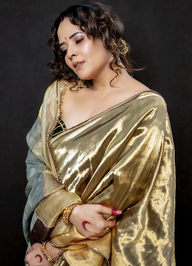 Tollywood beauty Anasuya turns Bengali in a silk saree12