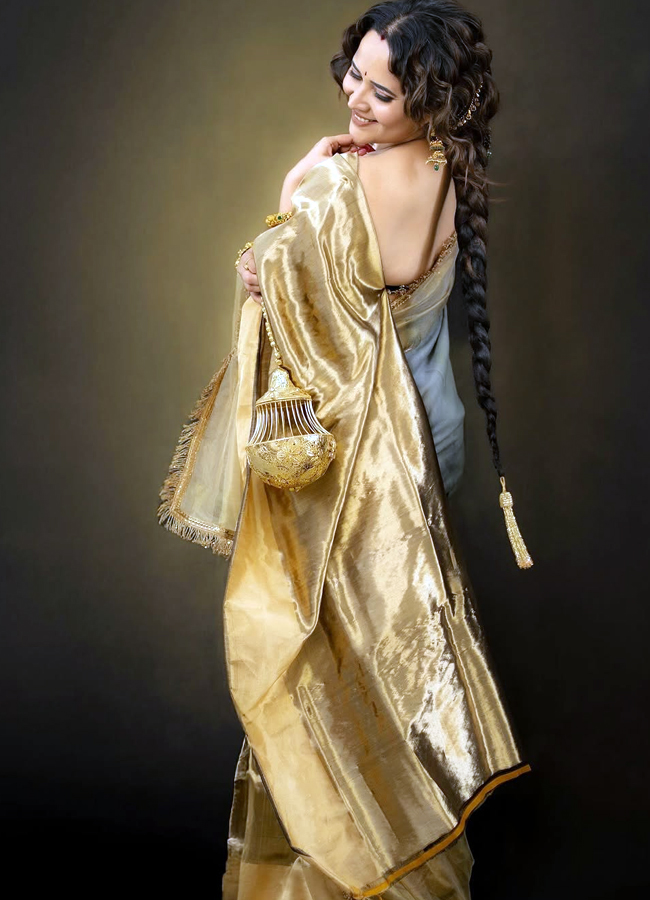 Tollywood beauty Anasuya turns Bengali in a silk saree13