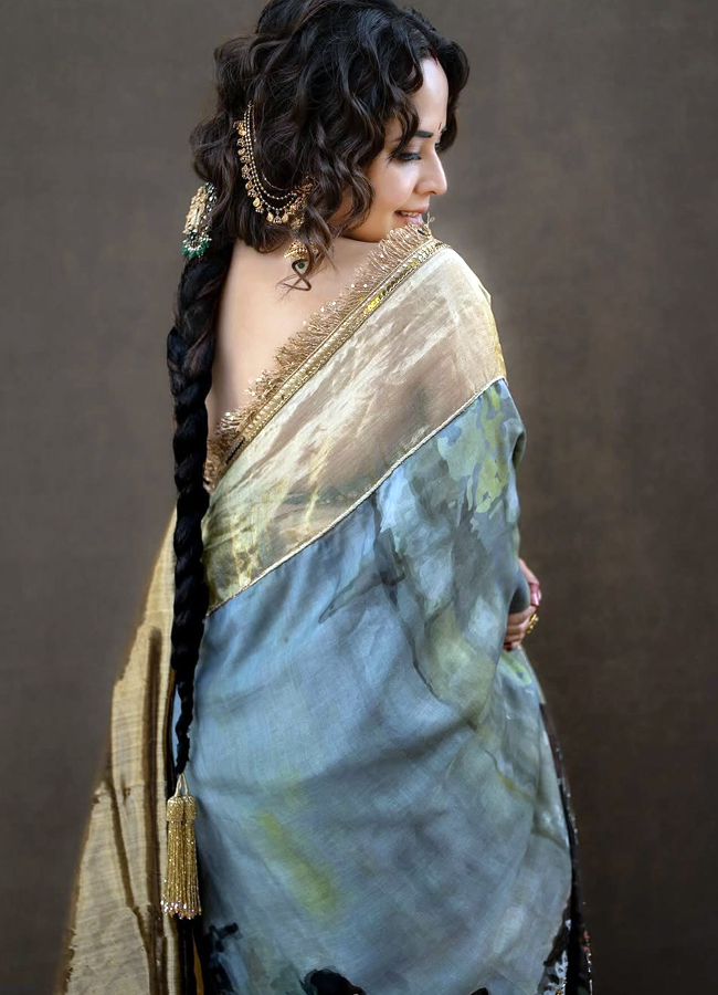 Tollywood beauty Anasuya turns Bengali in a silk saree6