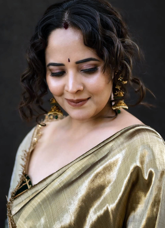 Tollywood beauty Anasuya turns Bengali in a silk saree7