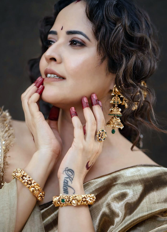 Tollywood beauty Anasuya turns Bengali in a silk saree8