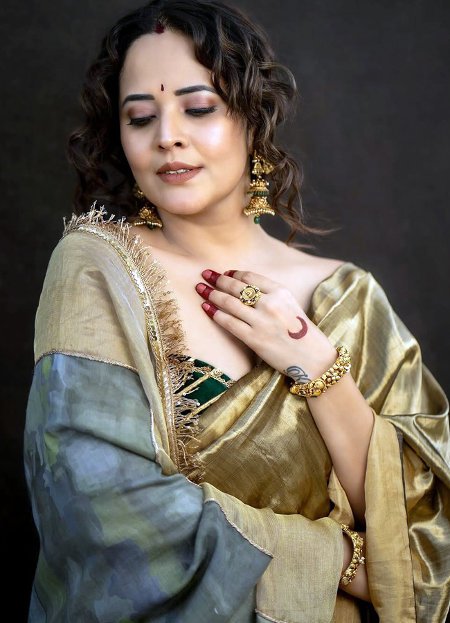 Tollywood beauty Anasuya turns Bengali in a silk saree9