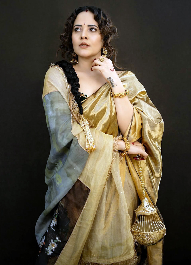 Tollywood beauty Anasuya turns Bengali in a silk saree10