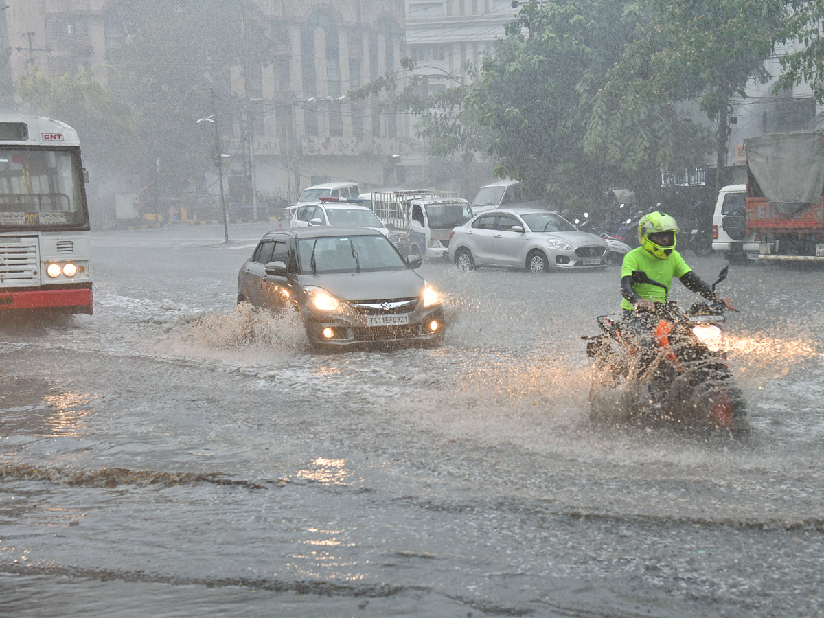 Heavy Rain Lashes in Hyderabad Photos17