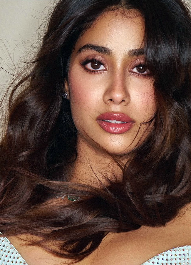 Devara beauty Janhvi Kapoor's stunning photo shoot2