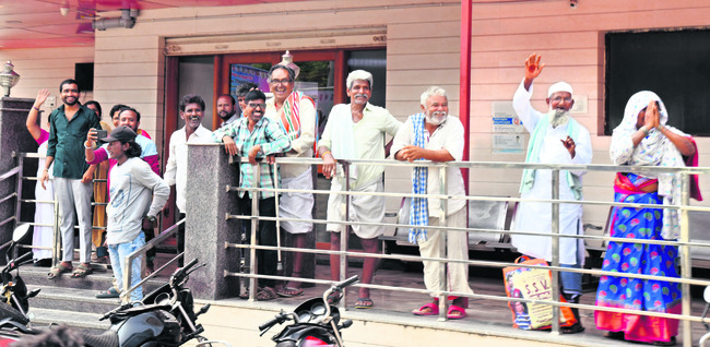 చేతులెత్తి మొక్కుతూ.. మనసారా అభివాదం చేస్తూ.. చిరునవ్వు5