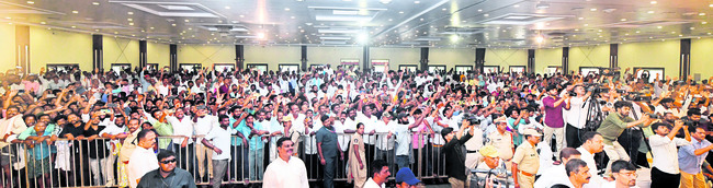 చేతులెత్తి మొక్కుతూ.. మనసారా అభివాదం చేస్తూ.. చిరునవ్వు2