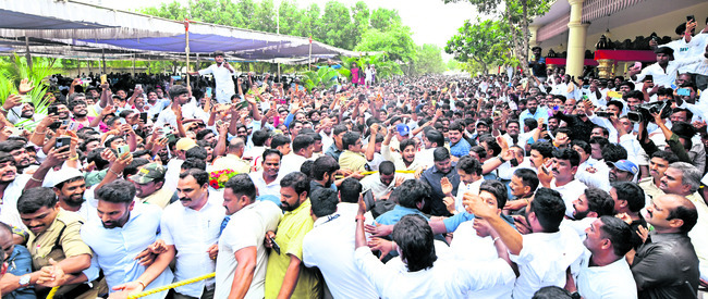 చేతులెత్తి మొక్కుతూ.. మనసారా అభివాదం చేస్తూ.. చిరునవ్వు1