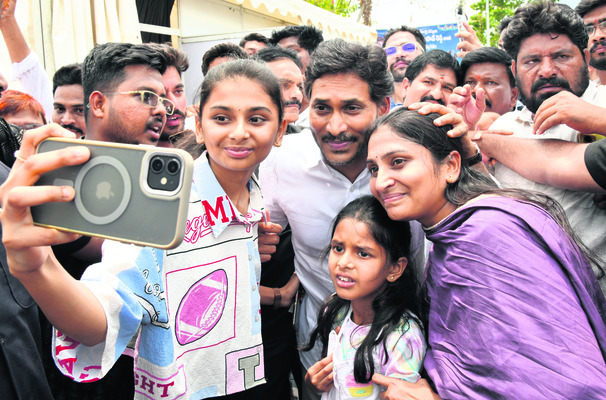 చేతులెత్తి మొక్కుతూ.. మనసారా అభివాదం చేస్తూ.. చిరునవ్వు4