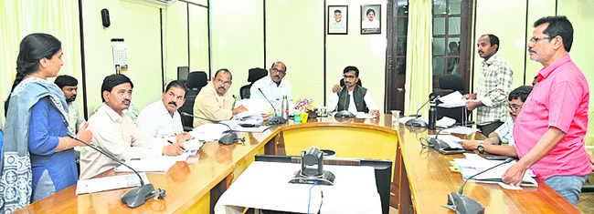 విద్యార్థిపై అడవి పంది దాడి 1