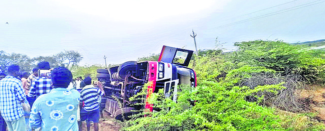 బస్సు పల్టీ..  50 మందికి గాయాలు 2