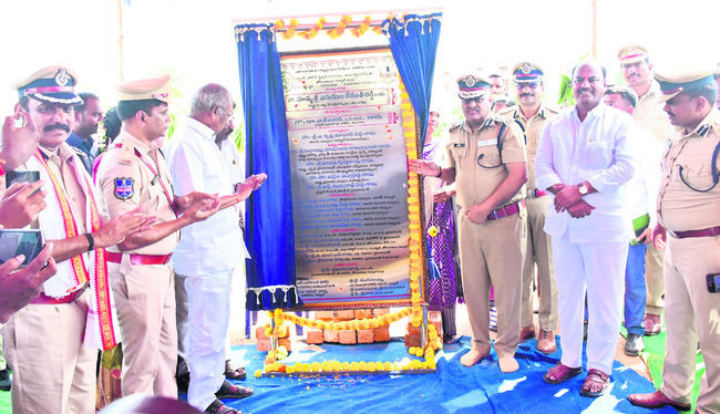 విధుల్లో నిర్లక్ష్యాన్ని ఉపేక్షించం : డీజీపీ
1