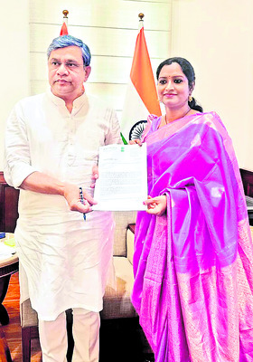 భద్రకాళి అమ్మవారికి  గులాబీలతో అర్చన3