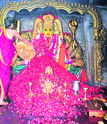 భద్రకాళి అమ్మవారికి  గులాబీలతో అర్చన2