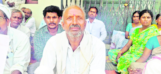డబ్బులు తీసుకోం.. బంగారమే ఇవ్వాలి2