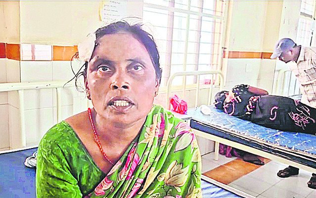 కూలీల ఆటో బోల్తా.. ఒకరు మృతి 1