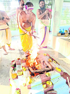 భక్తిశ్రద్ధలతో  లక్ష్మీహయగ్రీవ హోమం  
1