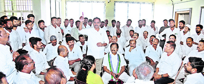 ●కార్యకర్తల్లో ఆత్మస్థైర్యం నింపేందుకే జిల్లాకు 8న వైఎస1