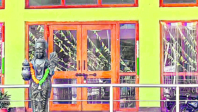 చీరాల మున్సిపల్‌ కార్యాలయానికి తాళాలు1