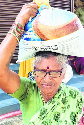 సన్న బియ్యం.. క్యూ కట్టిన జనం!1