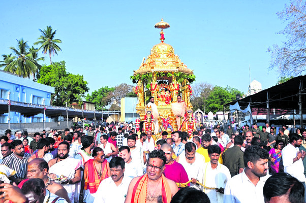 స్వర్ణ రథోత్సవం.. దేదీప్యమానం
1