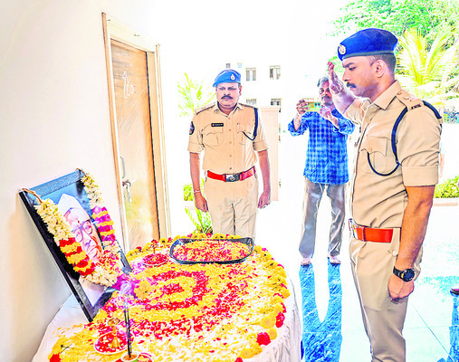 శ్రీవారి దర్శనానికి12 గంటలు 
1