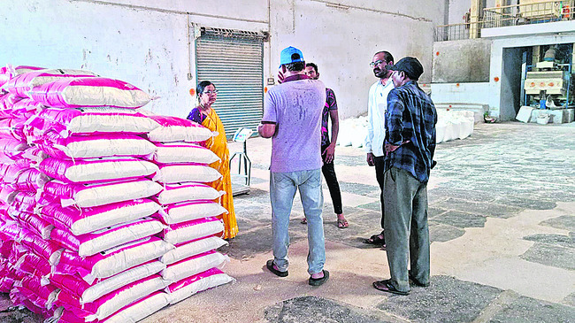 184 క్వింటాళ్ల పీడీఎస్‌ బియ్యం పట్టివేత 
1