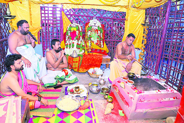 విదేశీ బంగారం వ్యవహారంలో ఇద్దరి అరెస్ట్‌3