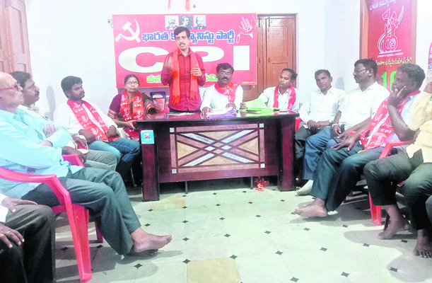 కాల్వకు గండి..  పట్టించుకోని అధికారులు 
2