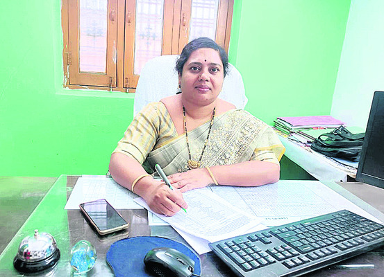 రోడ్లు ధ్వంసం..వాగులు చెర2