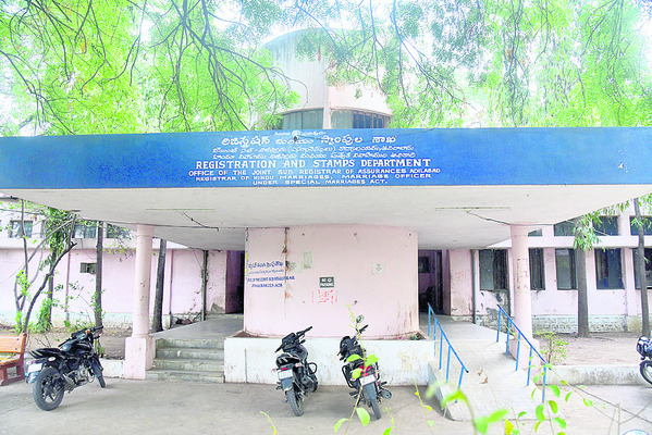 ● రిజిస్ట్రేషన్లు పెరిగినా తగ్గిన ఆదాయం ● గతేడాది కంటే 1