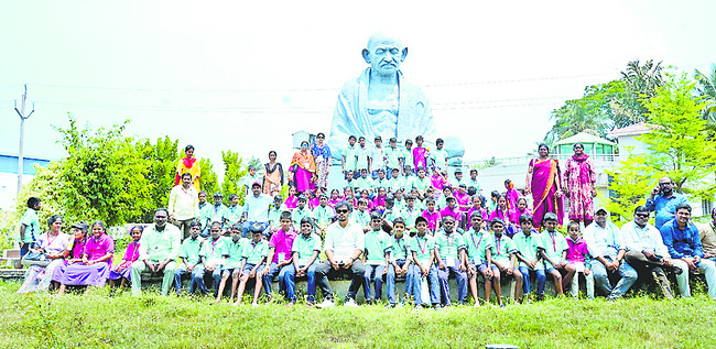 విద్య, విజ్ఞానార్జనలో విద్యార్థులు 1