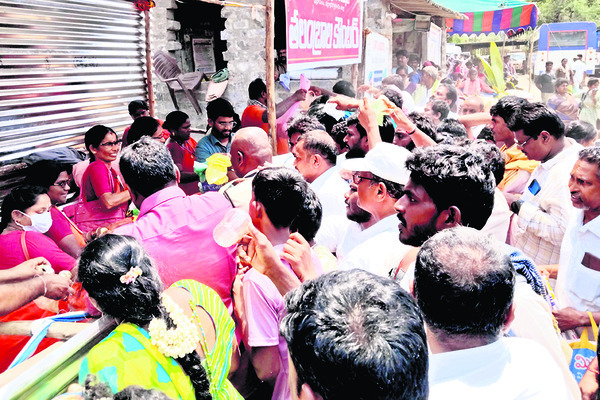 పోటెత్తిన భక్తులు.. వెంటాడిన అసౌకర్యాలు11