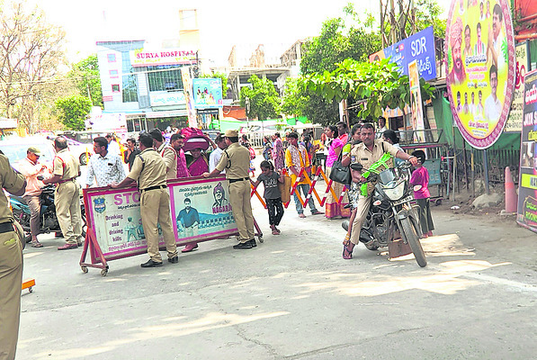 పోటెత్తిన భక్తులు.. వెంటాడిన అసౌకర్యాలు10
