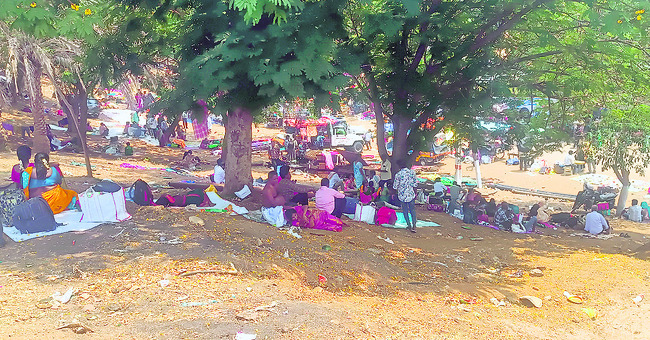 పోటెత్తిన భక్తులు.. వెంటాడిన అసౌకర్యాలు9