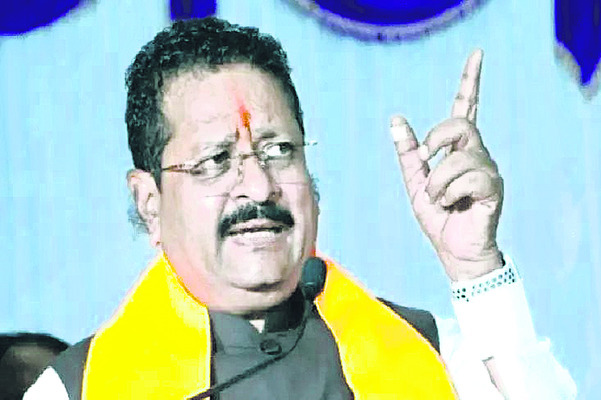 బాలుడిని చెట్టుకు కట్టేసి దాడి2