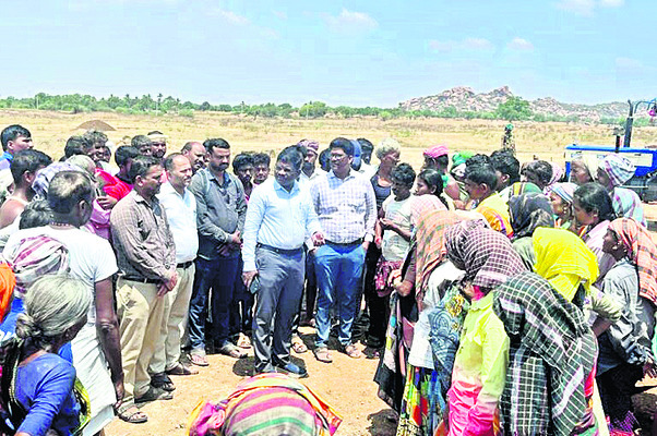 బాలుడిని చెట్టుకు కట్టేసి దాడి1