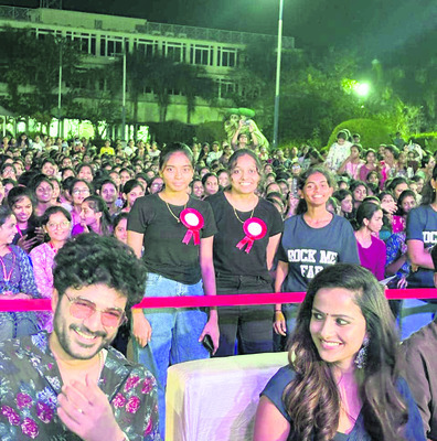 జాక్‌ చిత్ర బృందం సందడి 
1