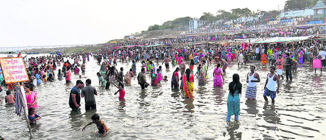 పోటెత్తిన భక్తులు.. వెంటాడిన అసౌకర్యాలు1