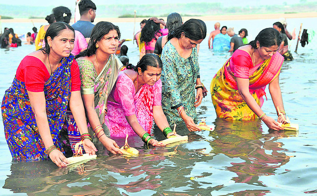 పోటెత్తిన భక్తులు.. వెంటాడిన అసౌకర్యాలు2