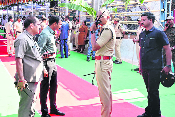 పోటెత్తిన భక్తులు.. వెంటాడిన అసౌకర్యాలు5