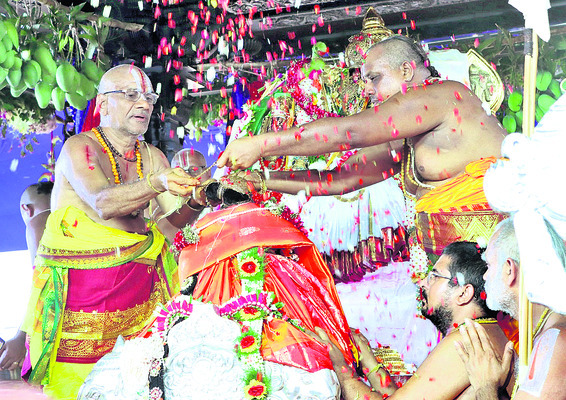 పులకించిన భక్త గిరి5