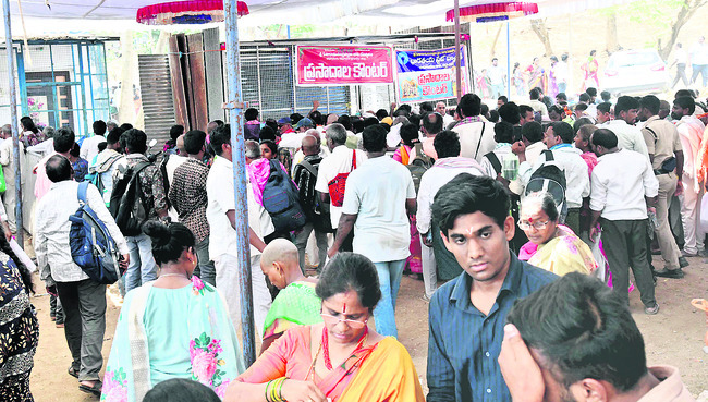 పోటెత్తిన భక్తులు.. వెంటాడిన అసౌకర్యాలు7