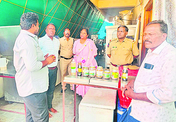 ‘నీరా’ కేంద్రాన్ని సందర్శించిన ఏపీ ఎకై ్సజ్‌ అధికారులు 1