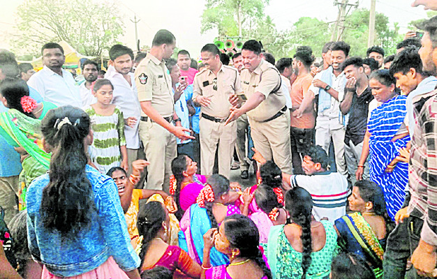 శోభాయాత్రను అడ్డుకున్న పోలీసులు 1