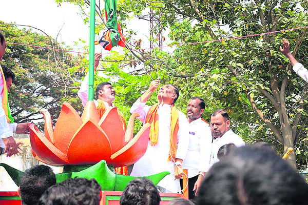 పోటాపోటీగా ఆవిర్భావ వేడుకలు2