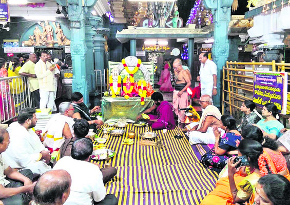 జాక్‌ చిత్ర బృందం సందడి 
2