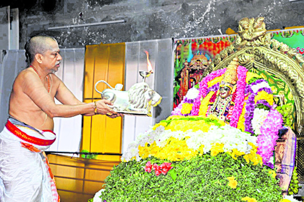 దుర్గమ్మకు విశేష పుష్పార్చన 1