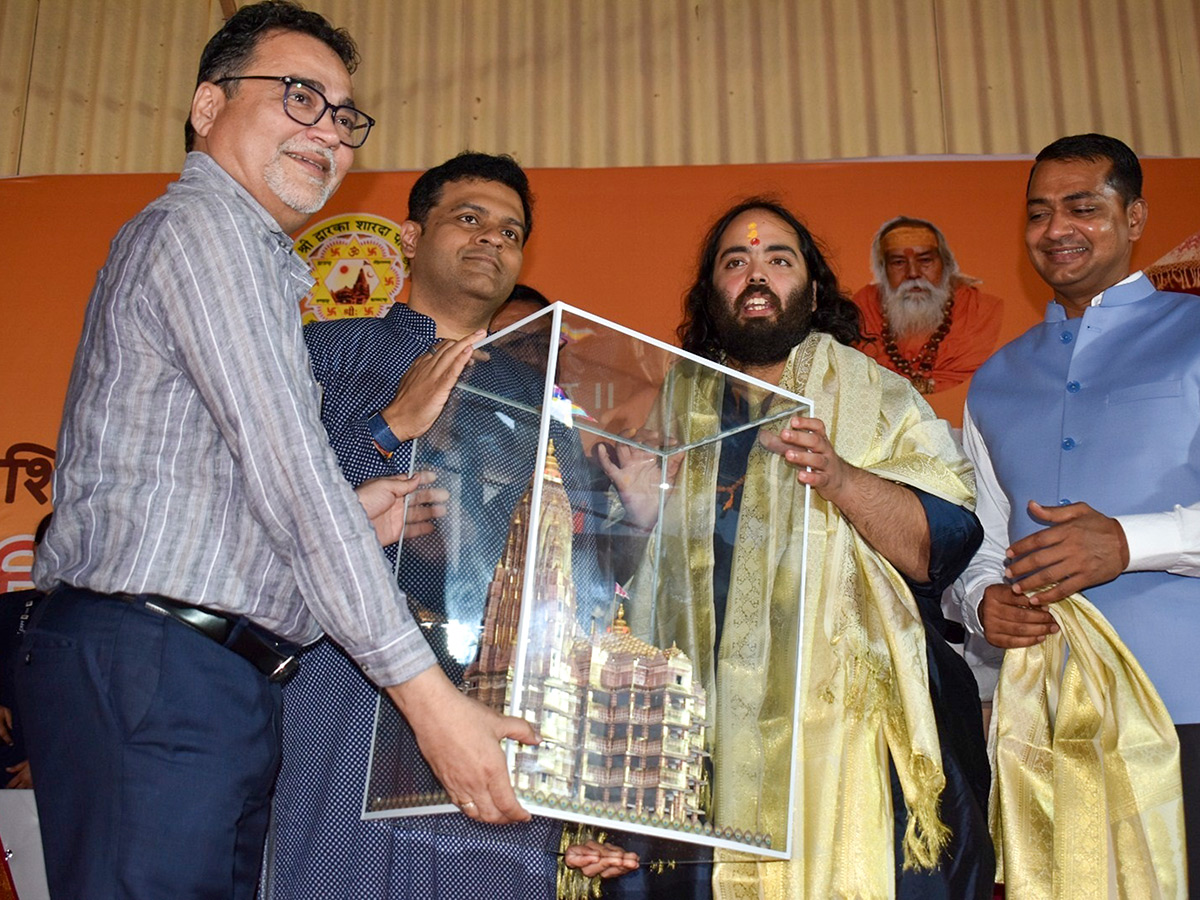 Nita Ambani on Anant Ambani Dwarka Padyatra Photos11